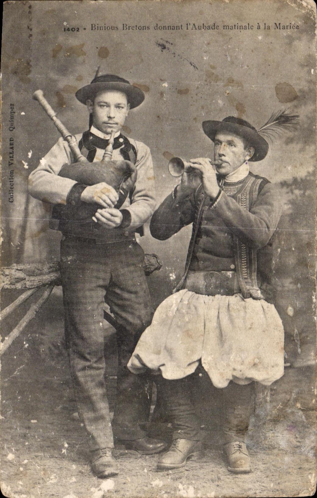 CPA Binious Bretons donnant I Aubade matinale a la Mariee Folklore Bretagne 