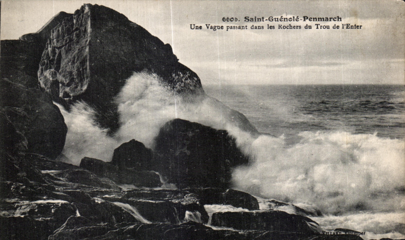 CPA Saint Guenole Penmarch Une Vague passant dans les Rochers du Trou de I Enter