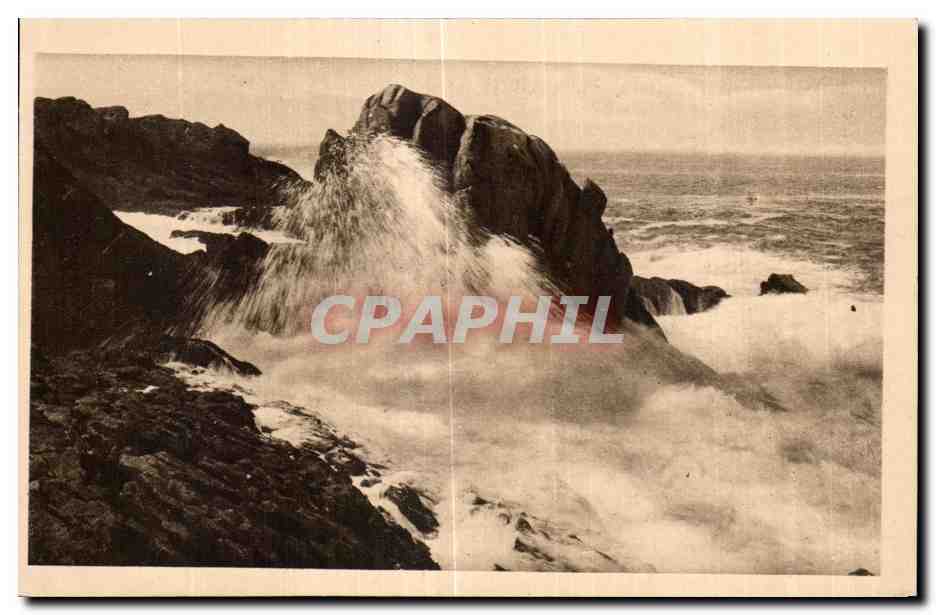 CPA Saint Guenole Penmarch Une Vague de fond balayaut la Roche du Moine