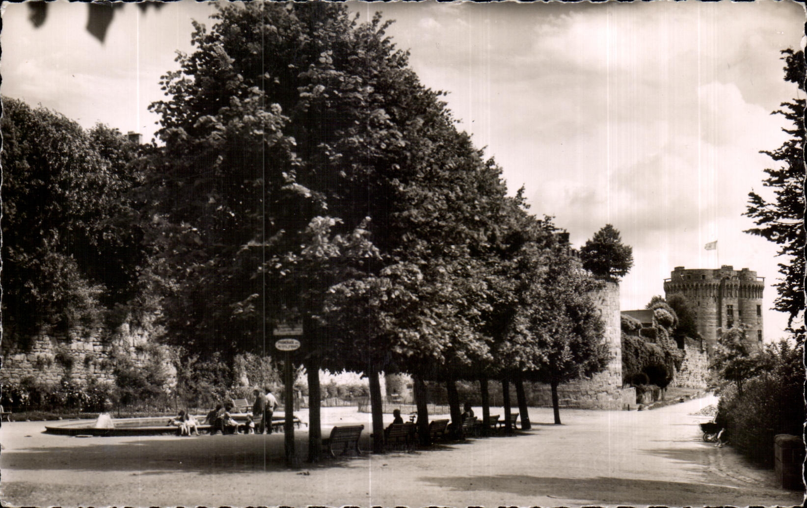 Dinan (C.-du-N.) — Ansicht der Promenade der alten Mauern und des Schlosses der Herzogin Anne — Les Tirages Modernes, Paris