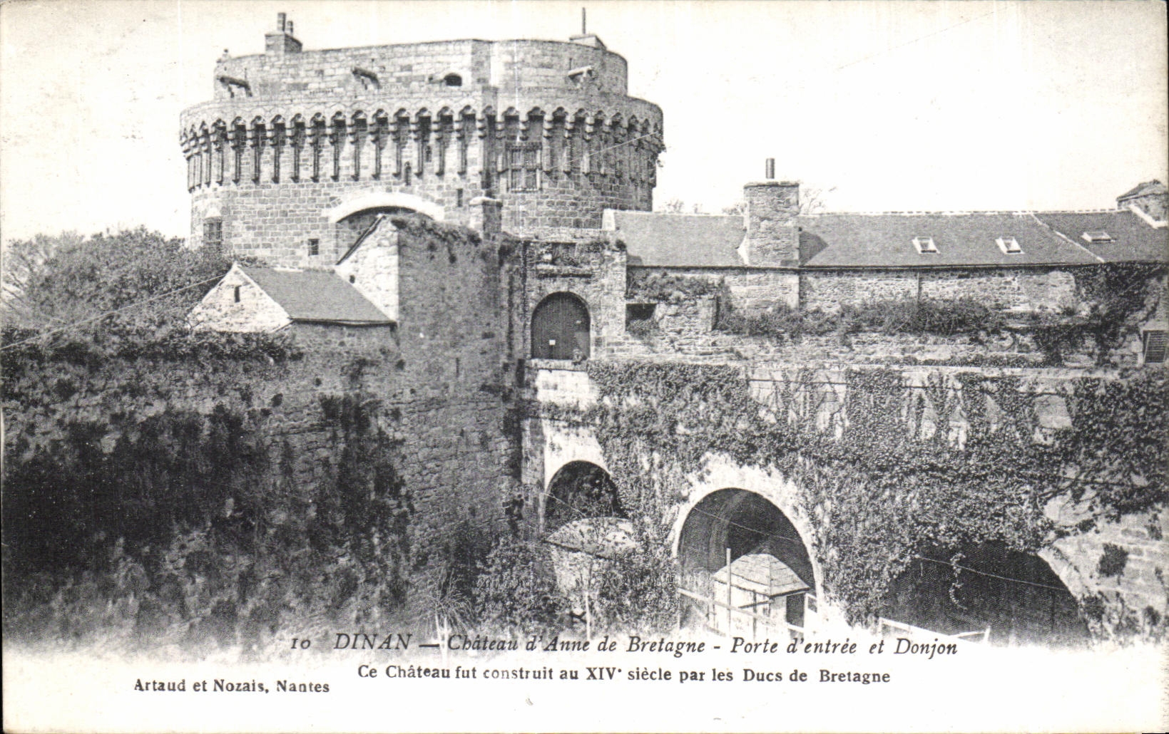Dinan — Château d'Anne de Bretagne - Porte d'entrée et Donjon