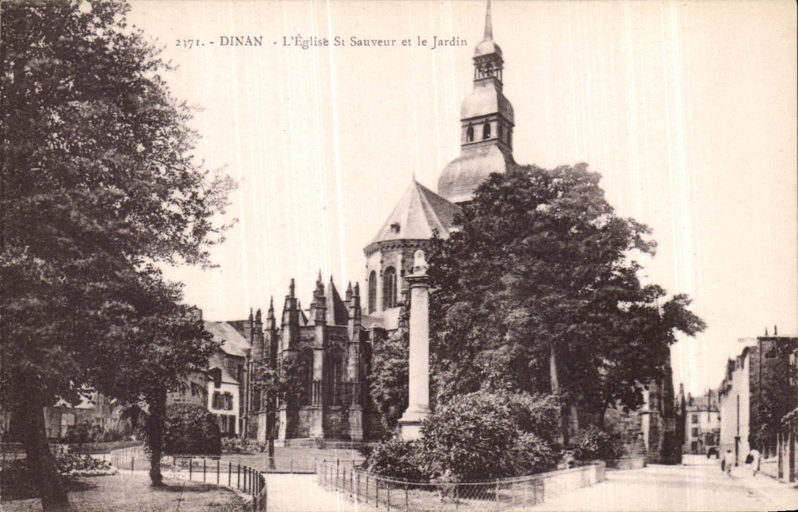 Dinan - L'Église Saint-Sauveur et le Jardin
