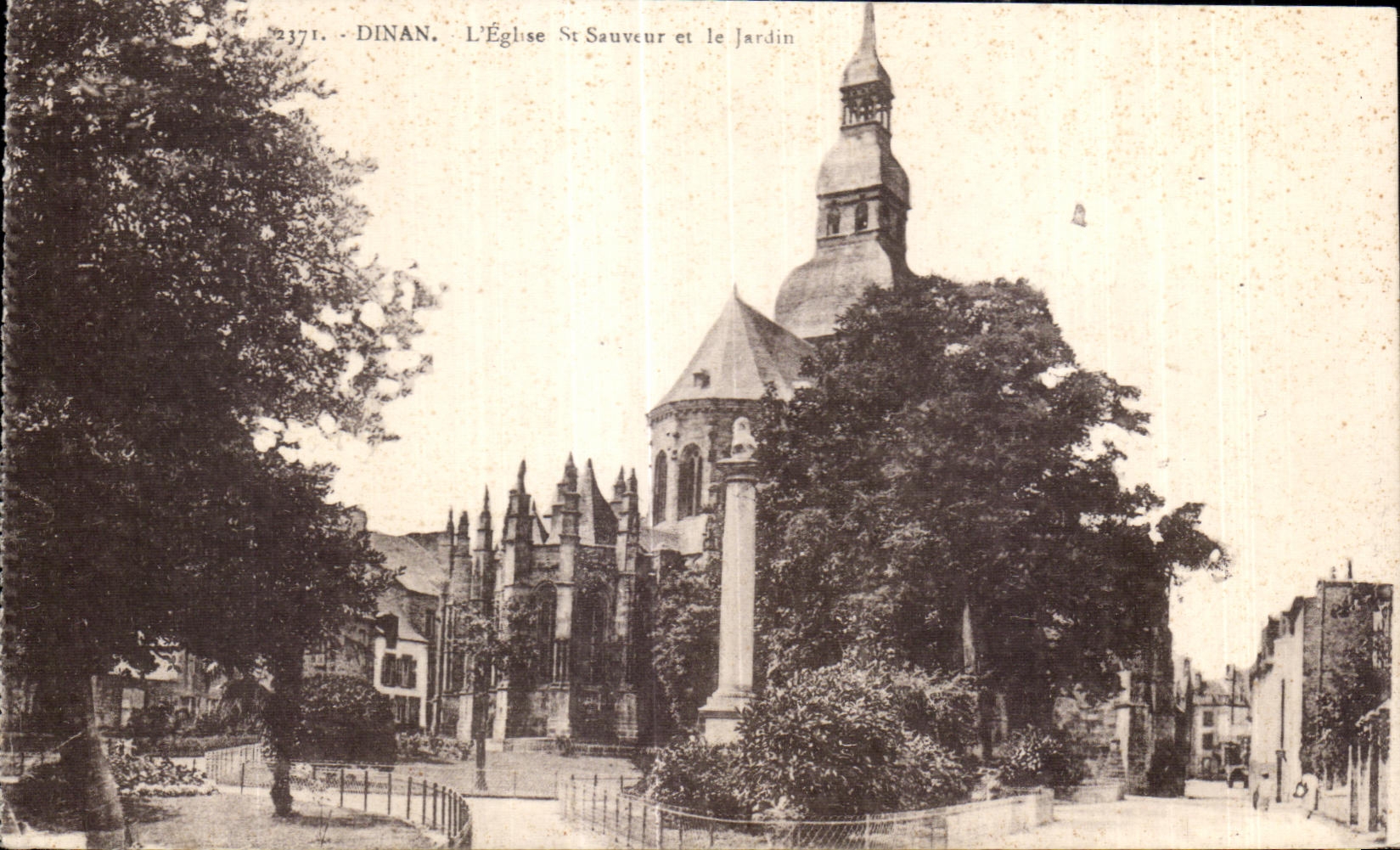 Dinan. Die Kirche Saint-Sauveur und der Garten — Verlag Laurent-Nat. Dinan, n° 2371