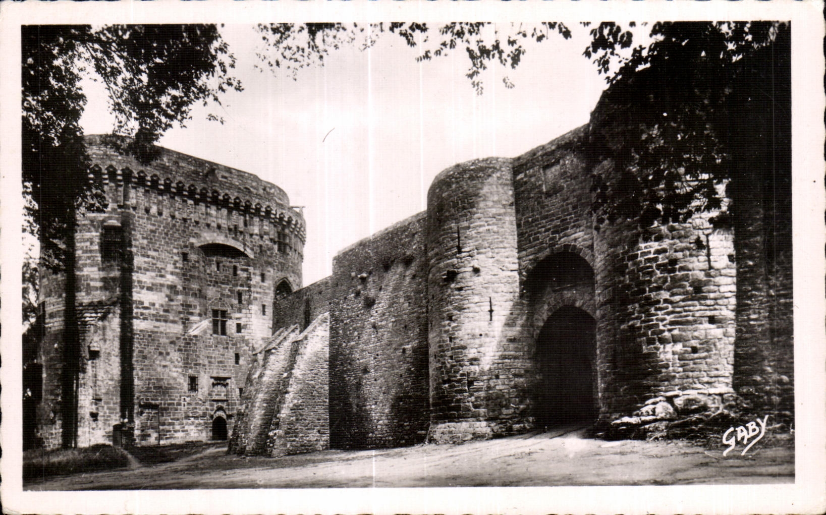 CPA Dinan chateau de la Duchesse Anne Porte du Guichet