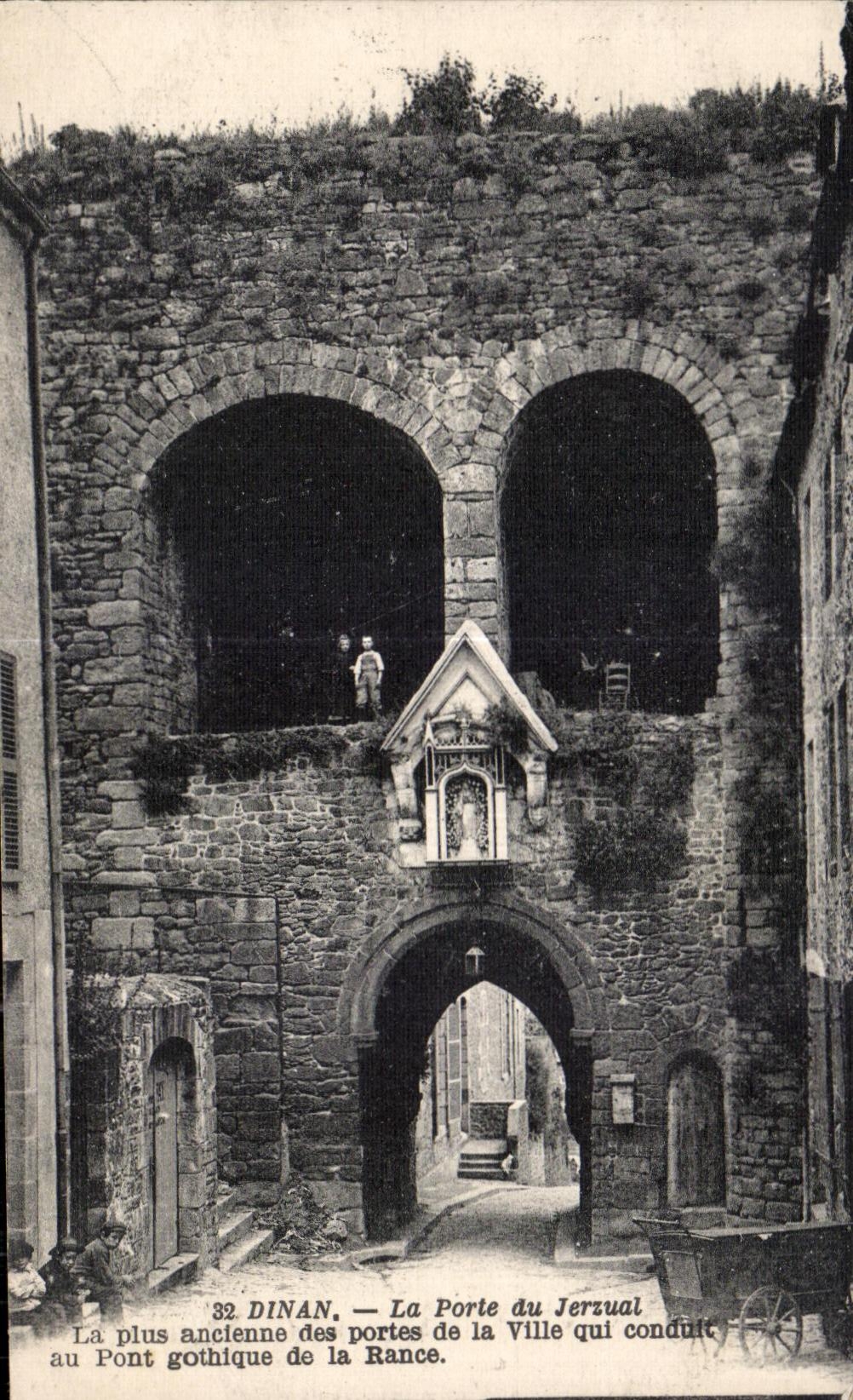 Dinan — La Porte du Jerzual — La plus ancienne porte de la ville qui conduit au pont gothique de la Rance