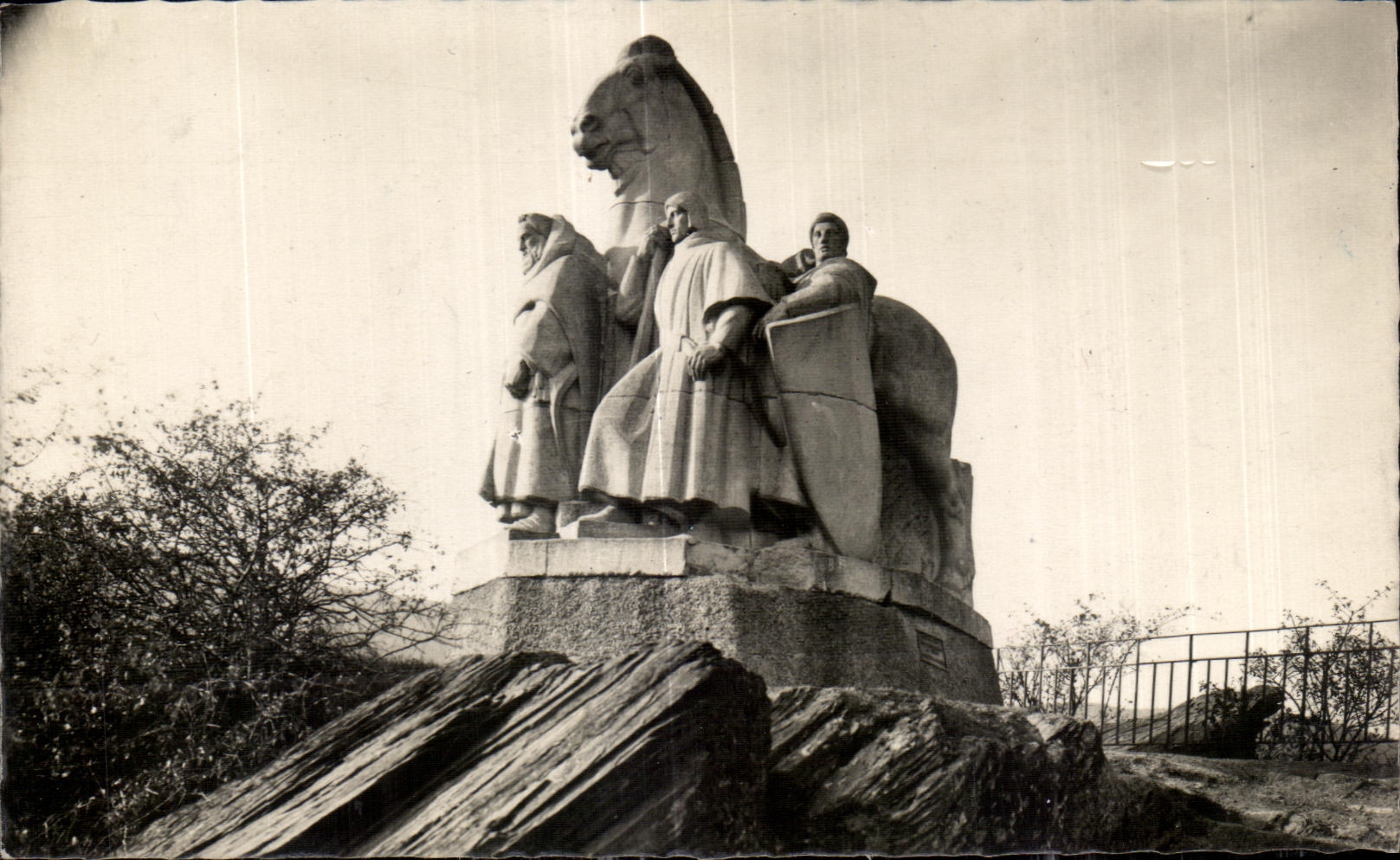 Château-Regnault — Monument des Quatre Fils Aymon — sculpture d'Albert Poncin