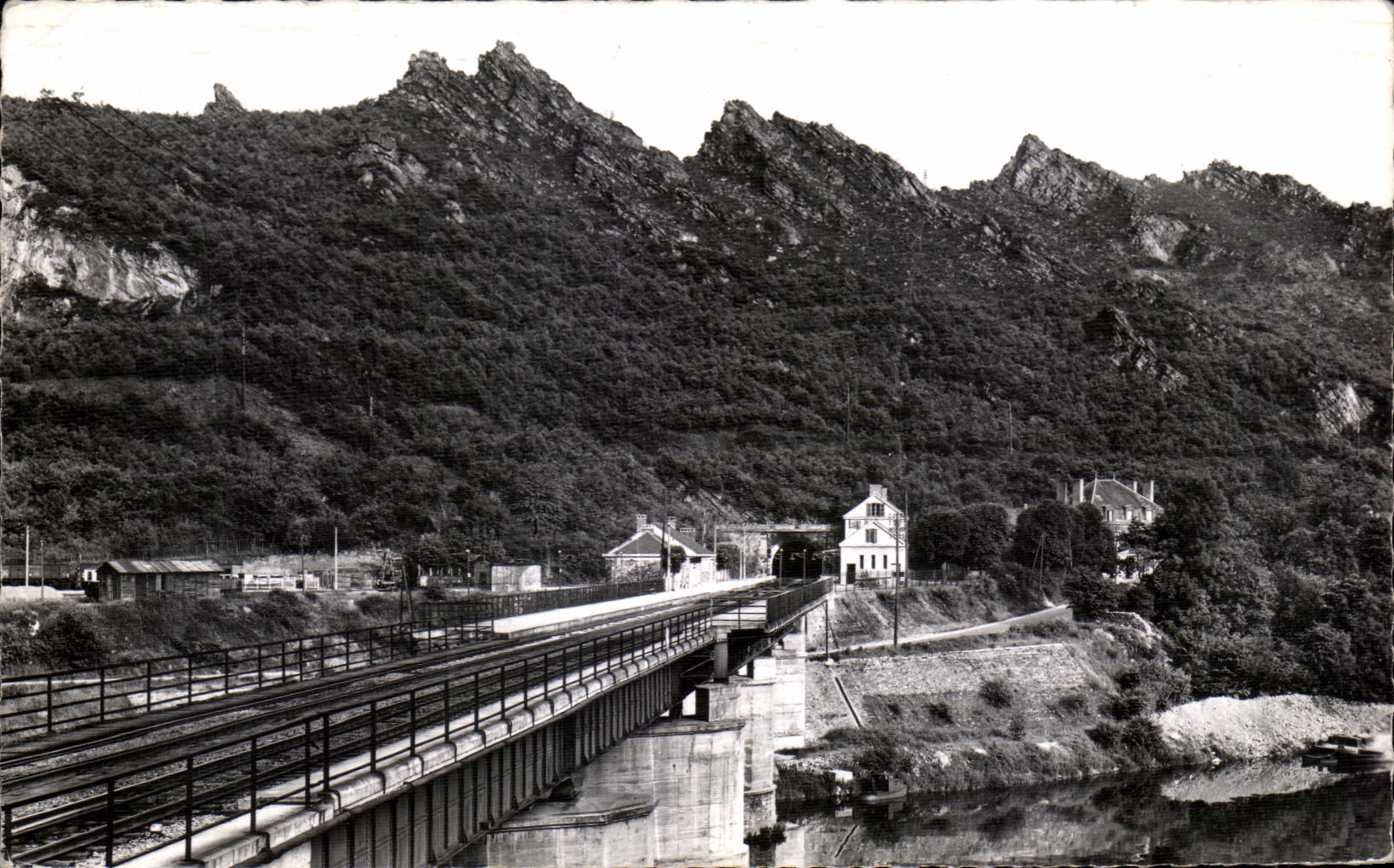 Vallée de la Meuse — Château Regnault. 5. La Gare et les Quatre Fils Aymon. — Éditions GAUD. Rueil-Malmaison (S.-et-O.). Photo René GALLOIS