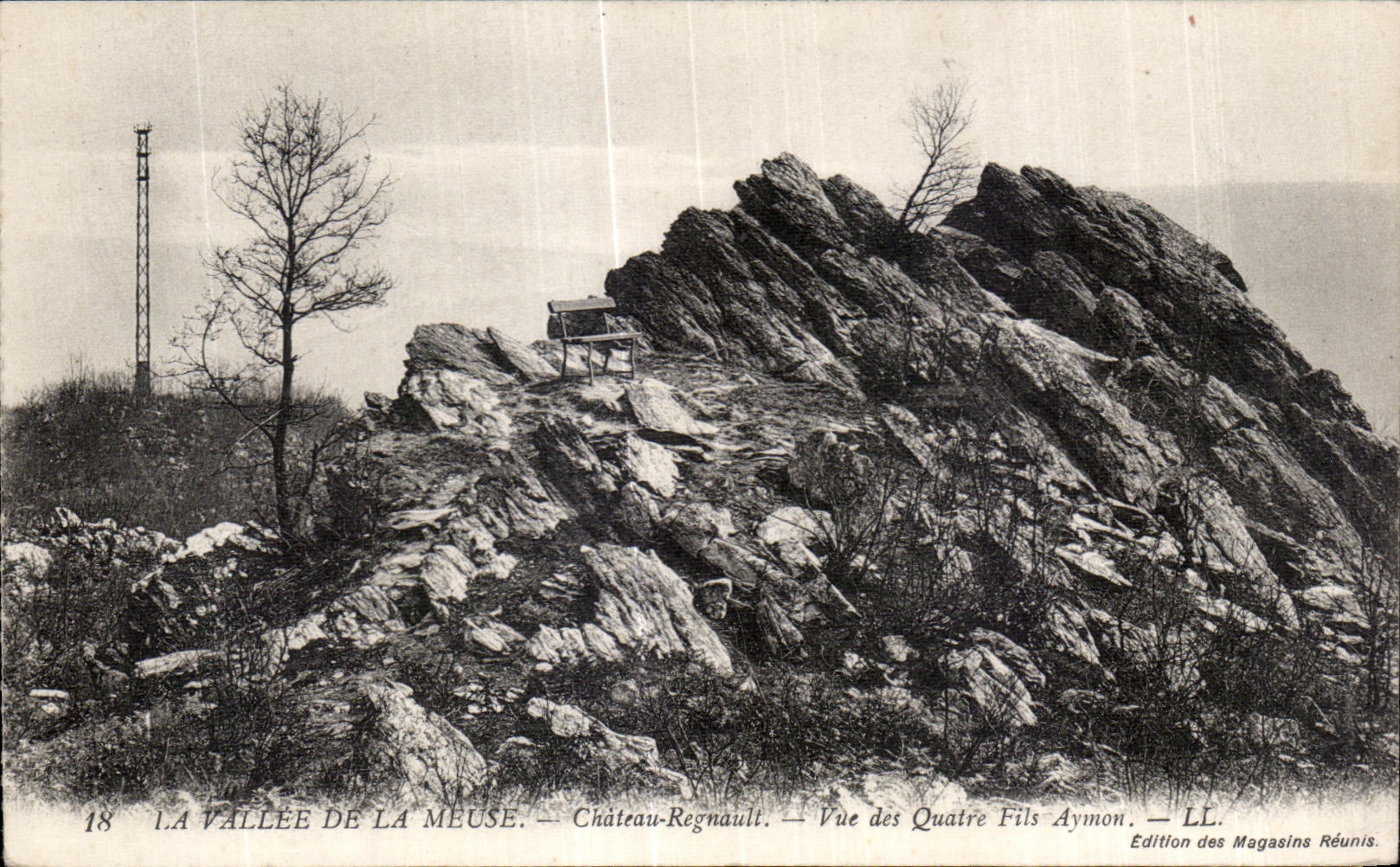 La Vallée de la Meuse — Château-Regnault — Vue des Quatre Fils Aymon — Édition des Magasins Réunis