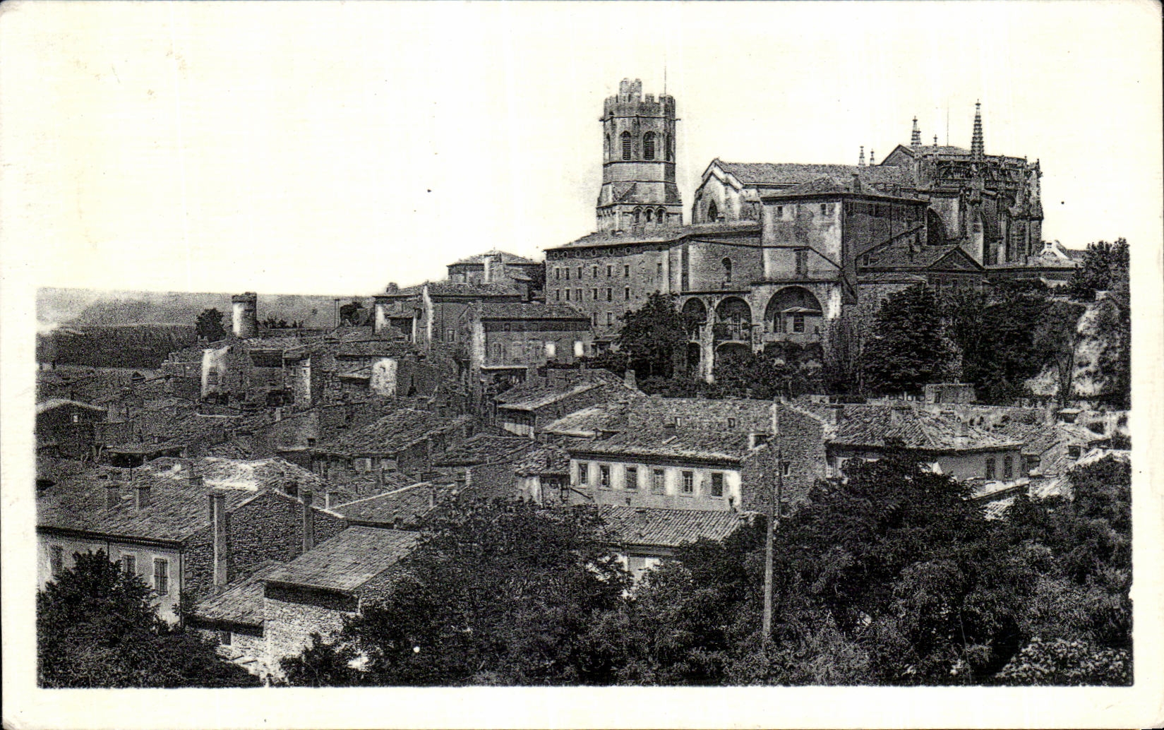 Viviers — Vue générale et la Cathédrale (XIIe siècle) — C° des Arts Photomécaniques, Paris