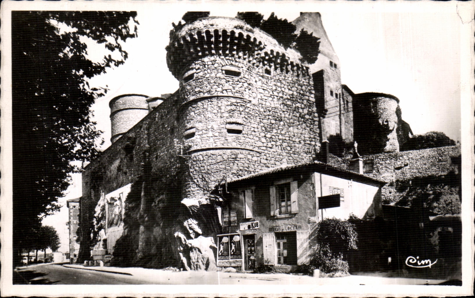 CPA Tournon (Ardeche) Le Chateau et le Monument aux Morts