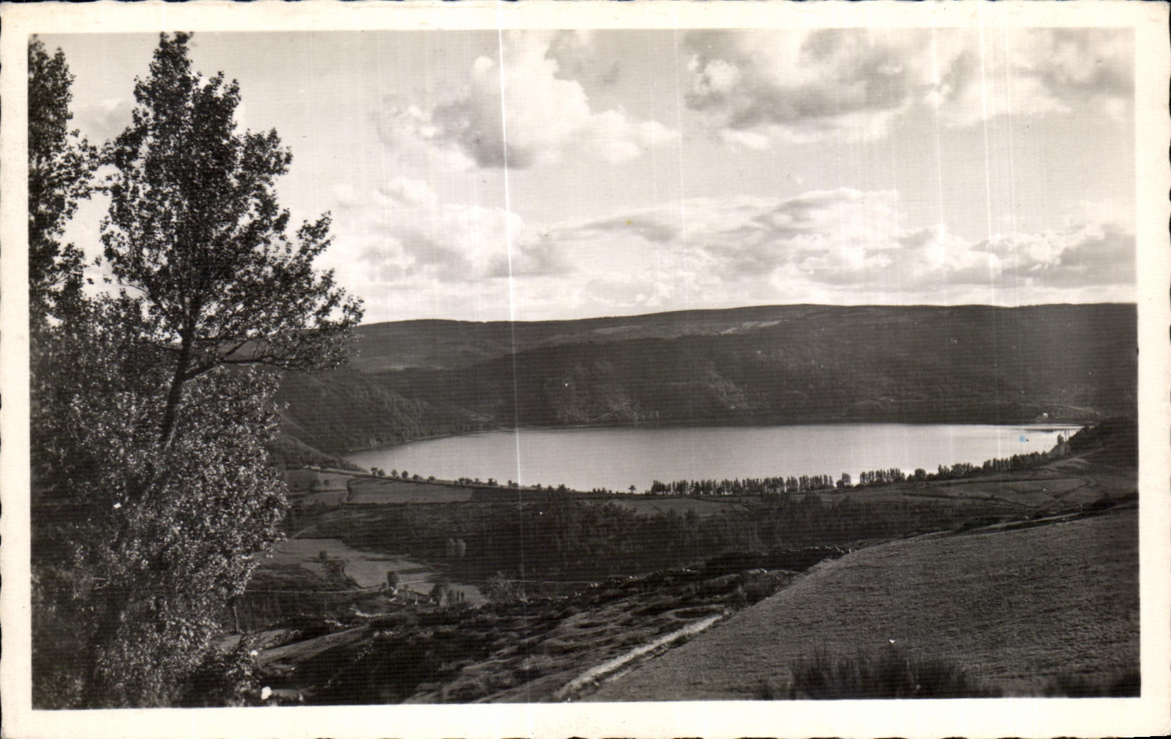Lac d'Issarlès (Ardèche) — Vue panoramique — Édition artistique Huard, n°123