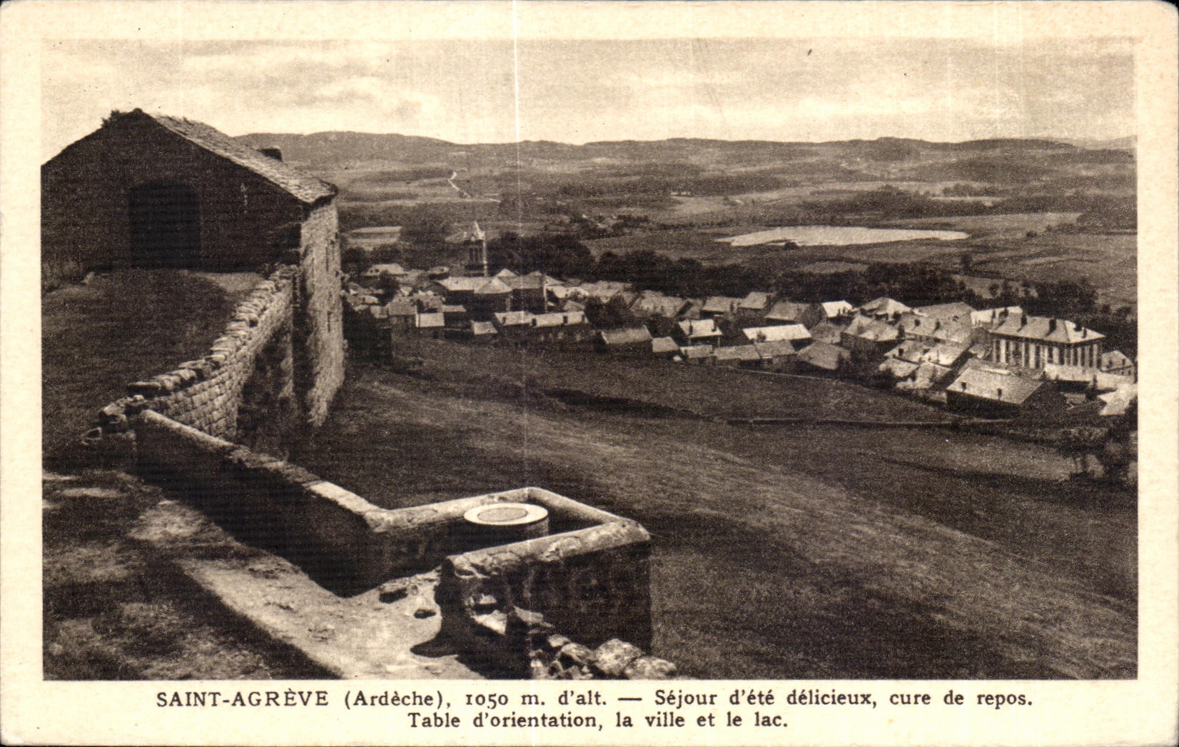 Saint-Agrève (Ardèche), 1050 m. d'alt. — Séjour d'été délicieux, cure de repos. Table d'orientation, la ville et le lac.