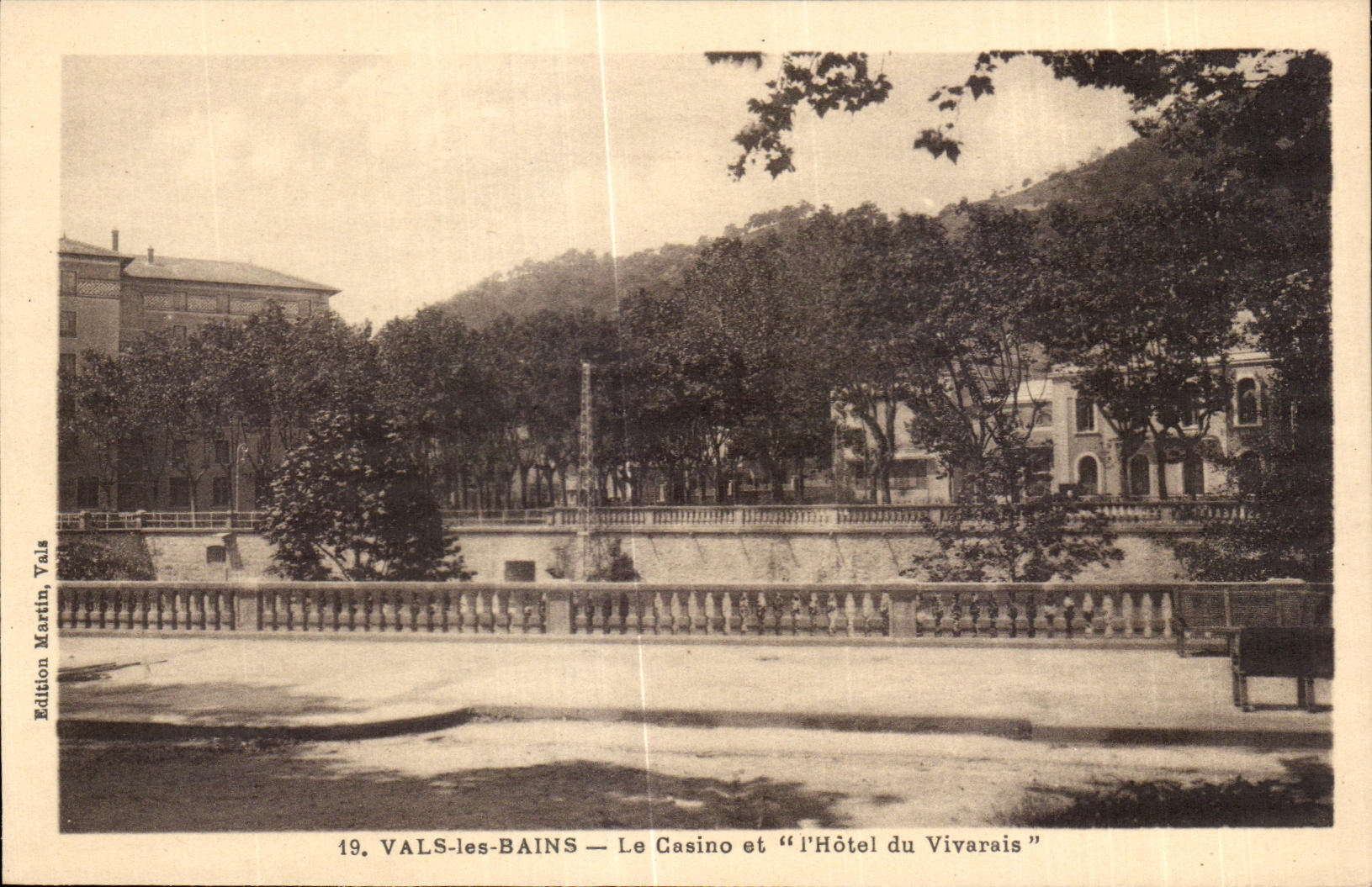 CPA Vals les Bains Le Gasino et l Hotel du Vivarais