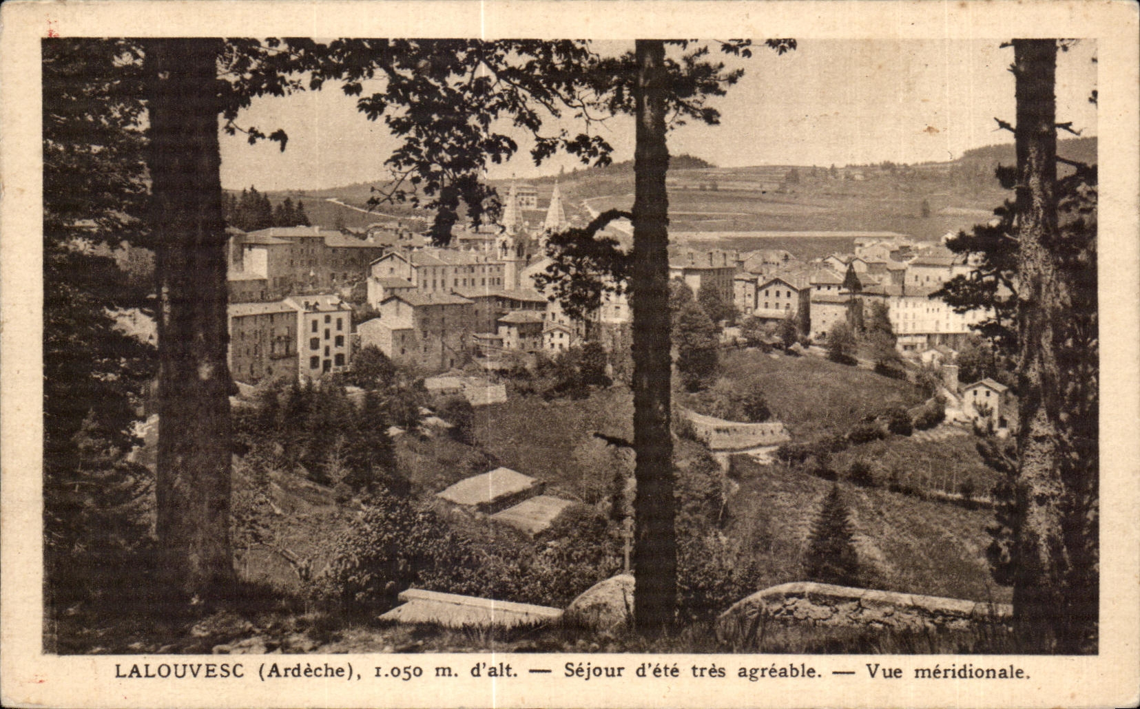 Lalouvesc (Ardèche), 1.050 m. d'alt. — Séjour d'été très agréable. — Vue méridionale.