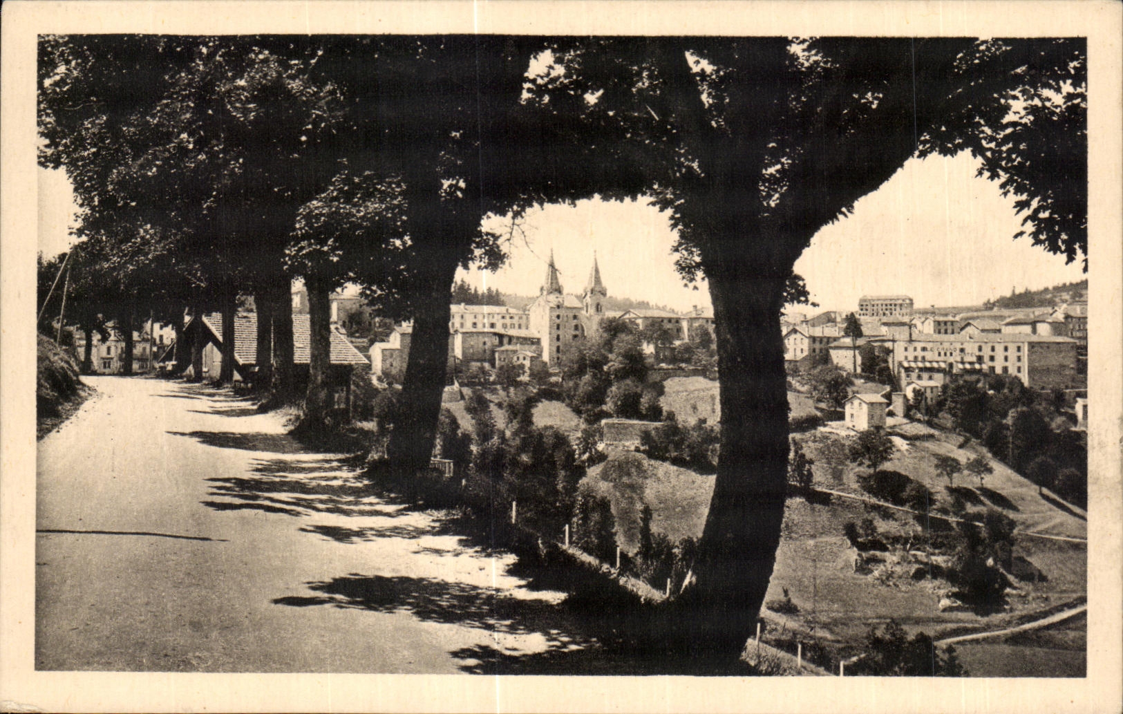 La Louvesc (Ardèche) — Vue générale et Boulevard des Élégants — Phot. Coiffier Maccon