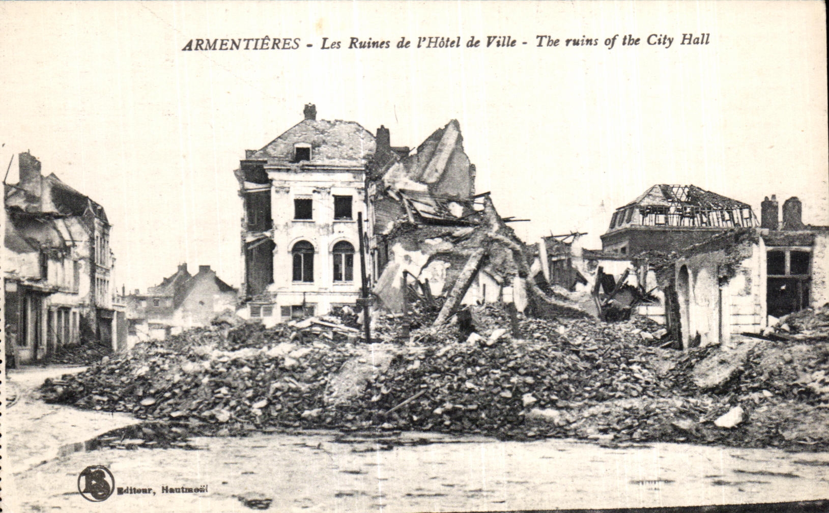 CPA Armentiers Les Ruines de I Hotel de Ville Militaria
