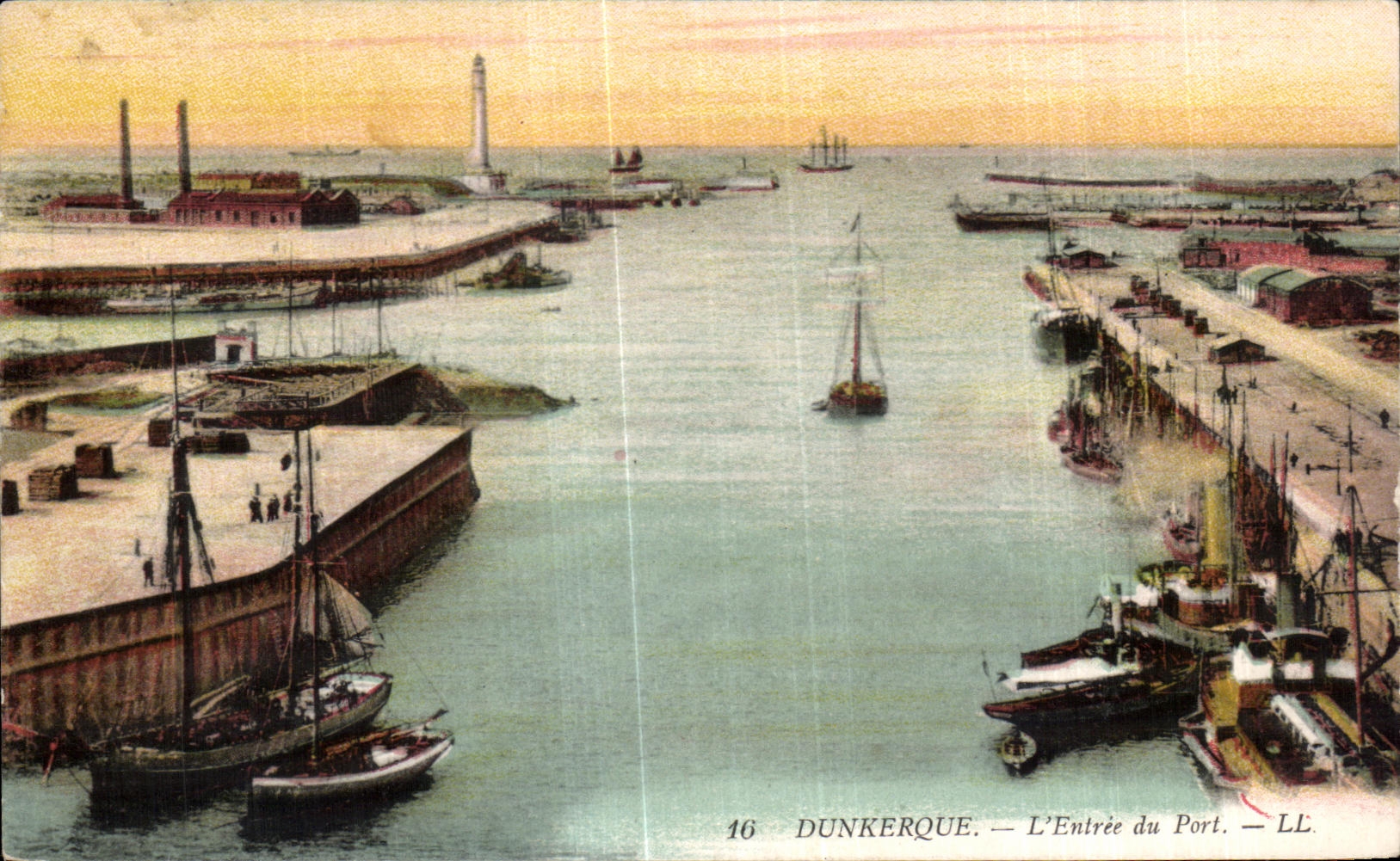 CPA Dunkerque L Entree du Port Bateaux
