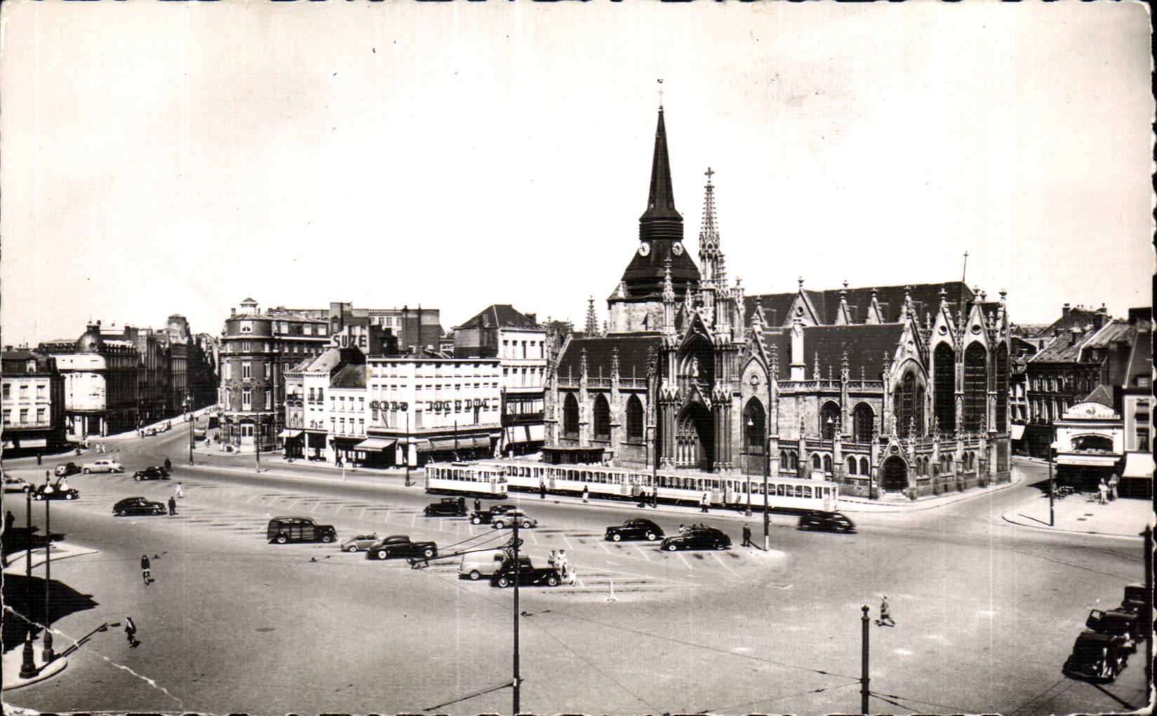 CPA Roubaix La Grande Place et I Eglise St Martin