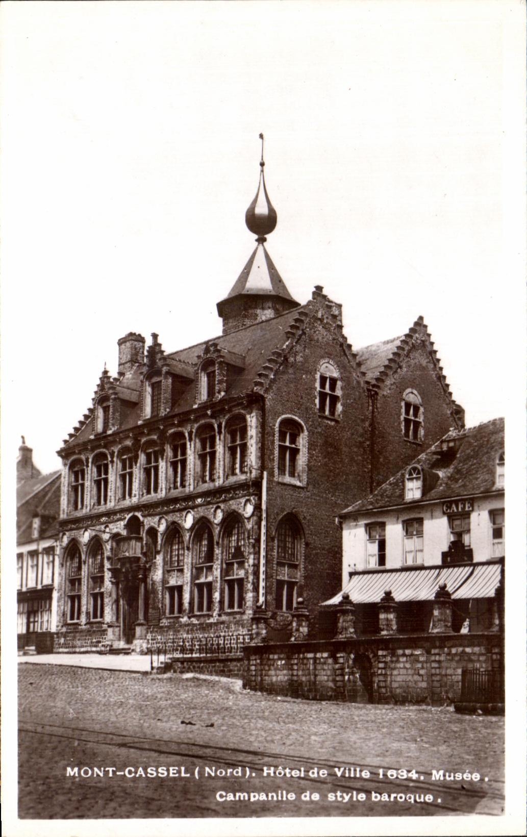CPA Mont Cassel Nord Hotel de Ville 1694 Musee Campanile de Style baroque