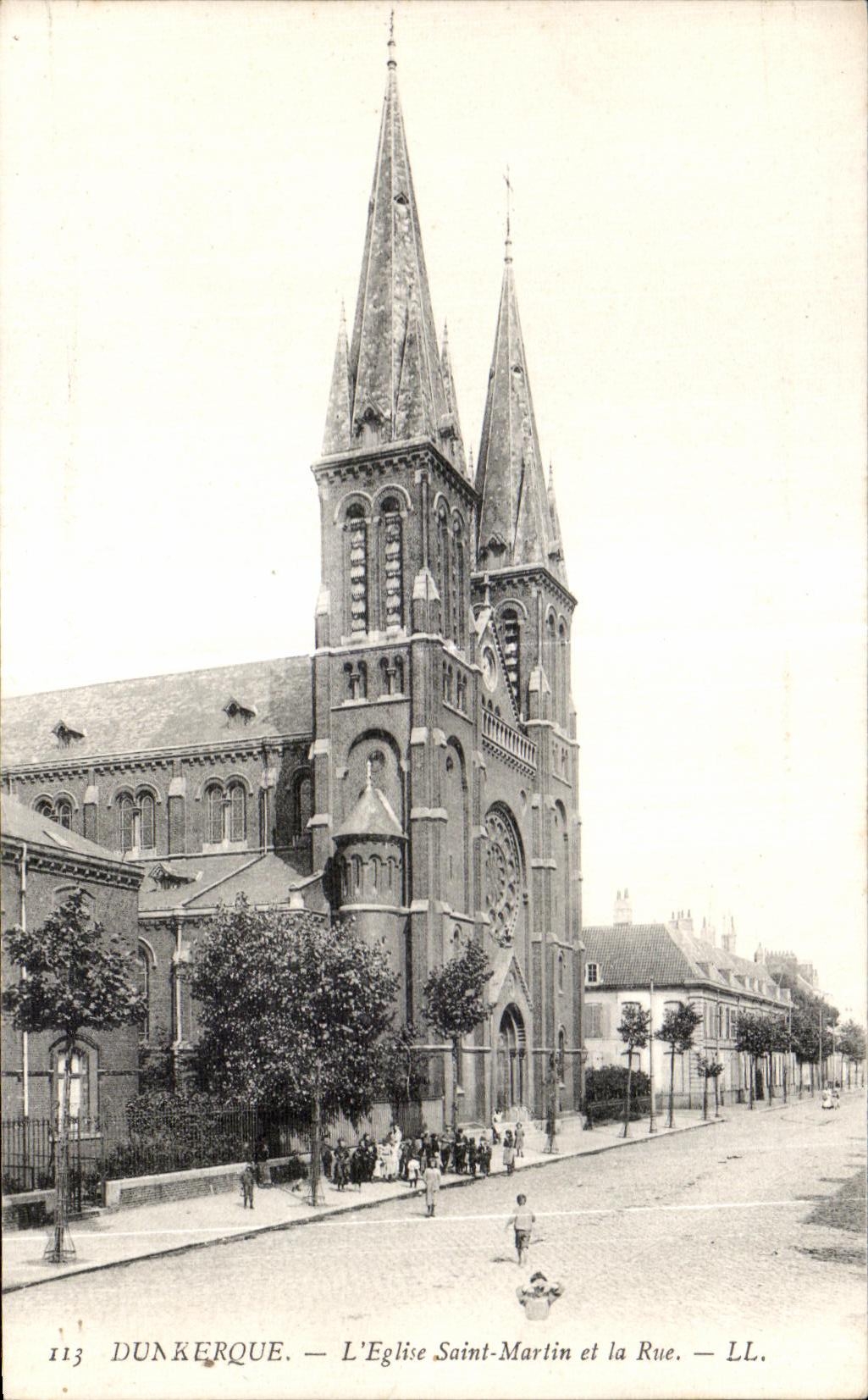 CPA Dunkerque L Eglise saint Martin et la Rue