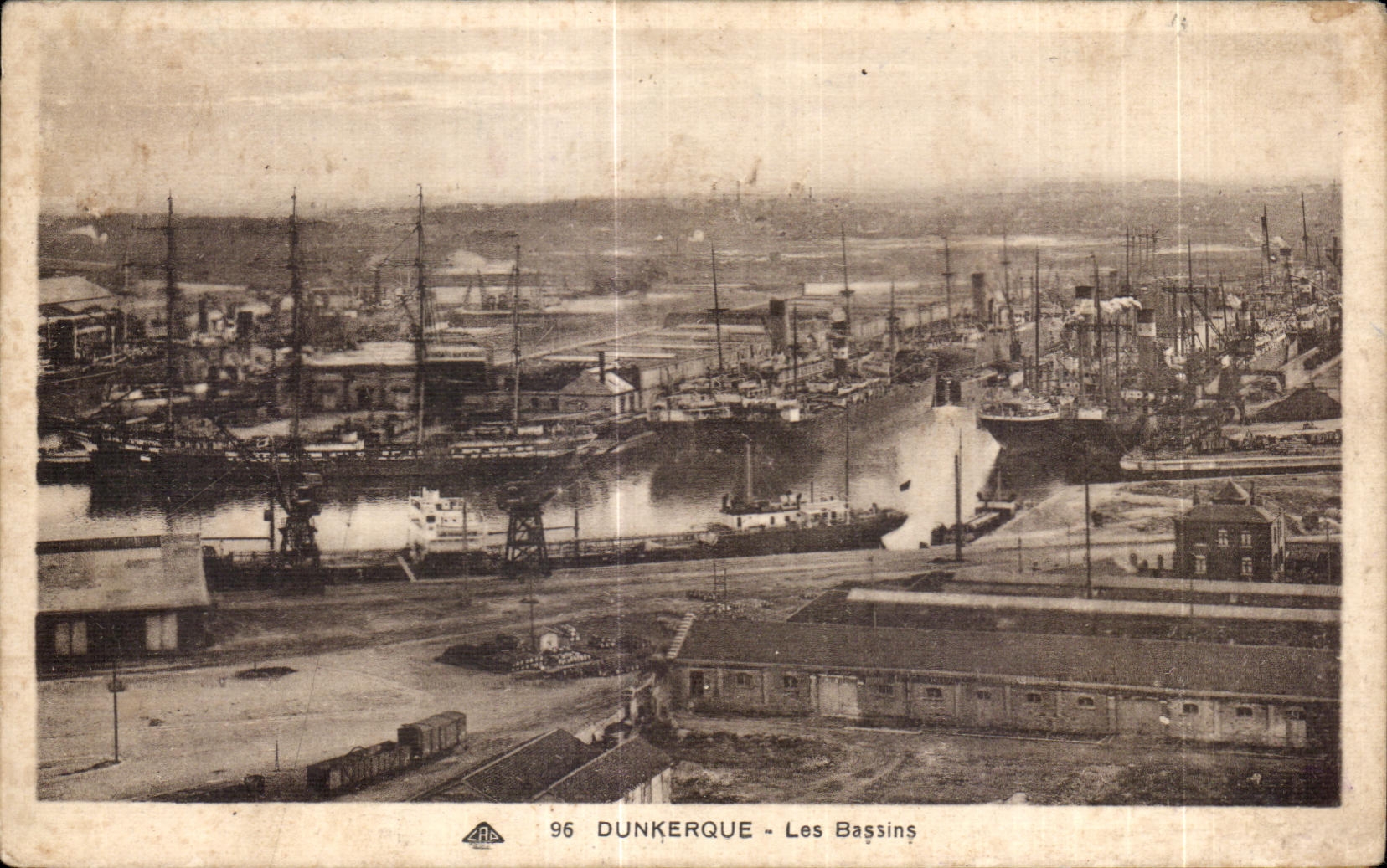 CPA Dunkerque Les Bassins Bateaux