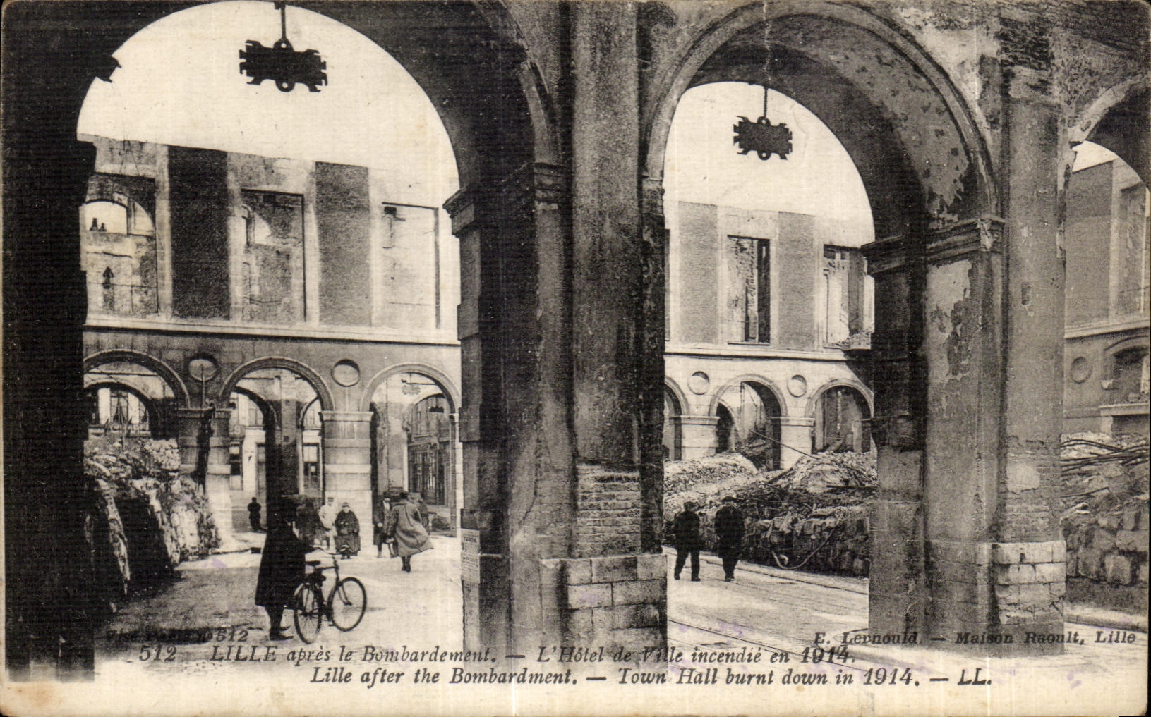 CPA Lille apres le Bombardement L Hotel de Ville incendie en 1914 Militaria