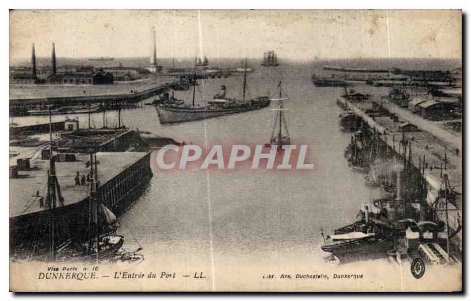 CPA Dunkerque L Entree du Port Bateaux