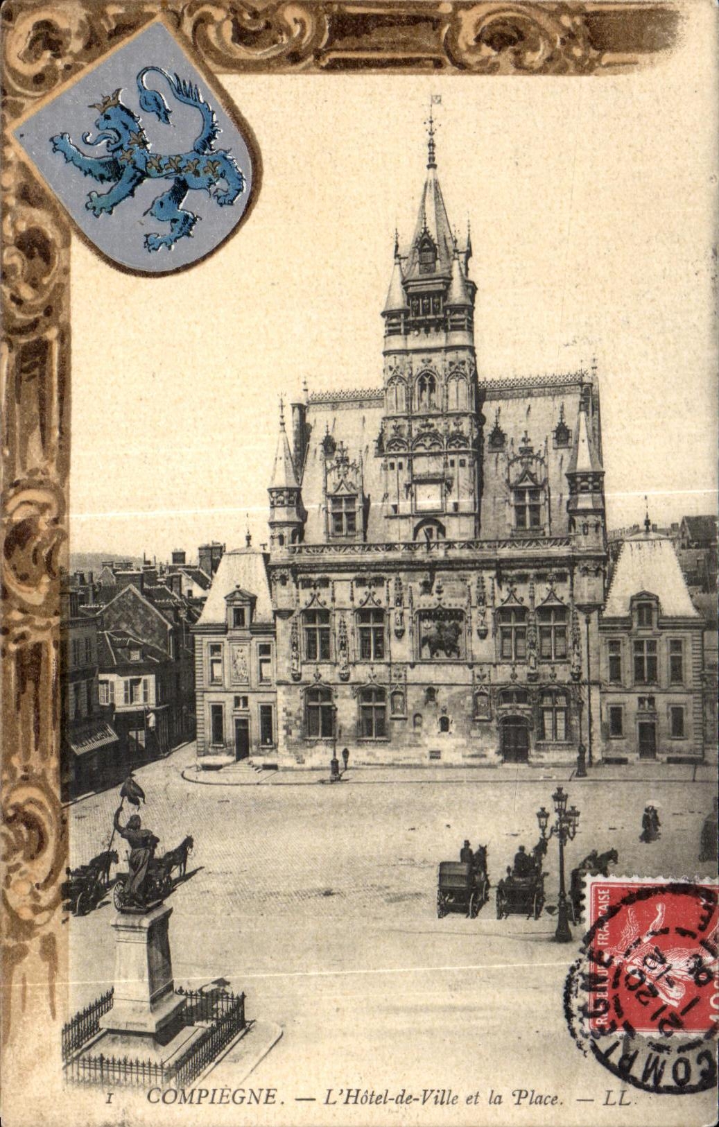 CPA Compiegne L Hotel de Ville et la Place Lion Armoireries