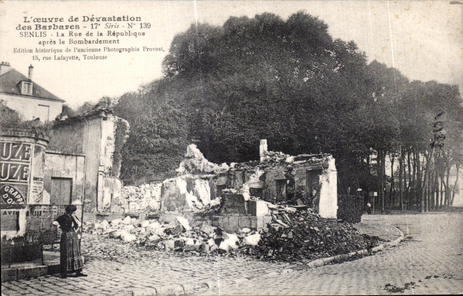 CPA L oeuvre de Devastation des Barbares Senlis La rue des barbares Militaria