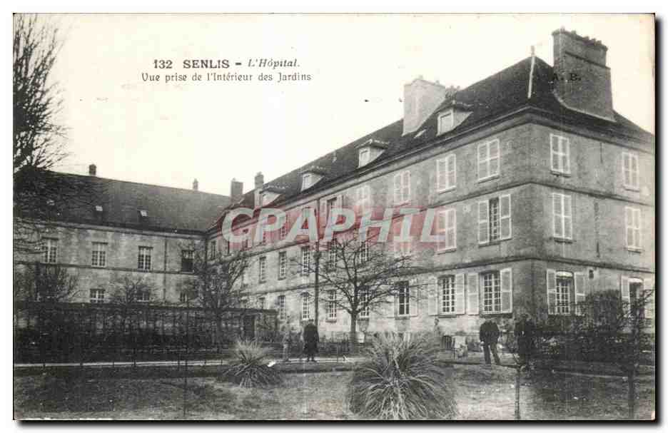 CPA Senlis L Hopital Vue prise de I Interieur des Jardins