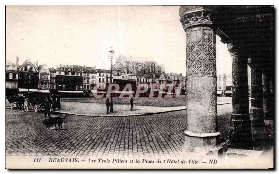 Beauvais — Les Trois Piliers et la Place de l'Hôtel-de-Ville — ND