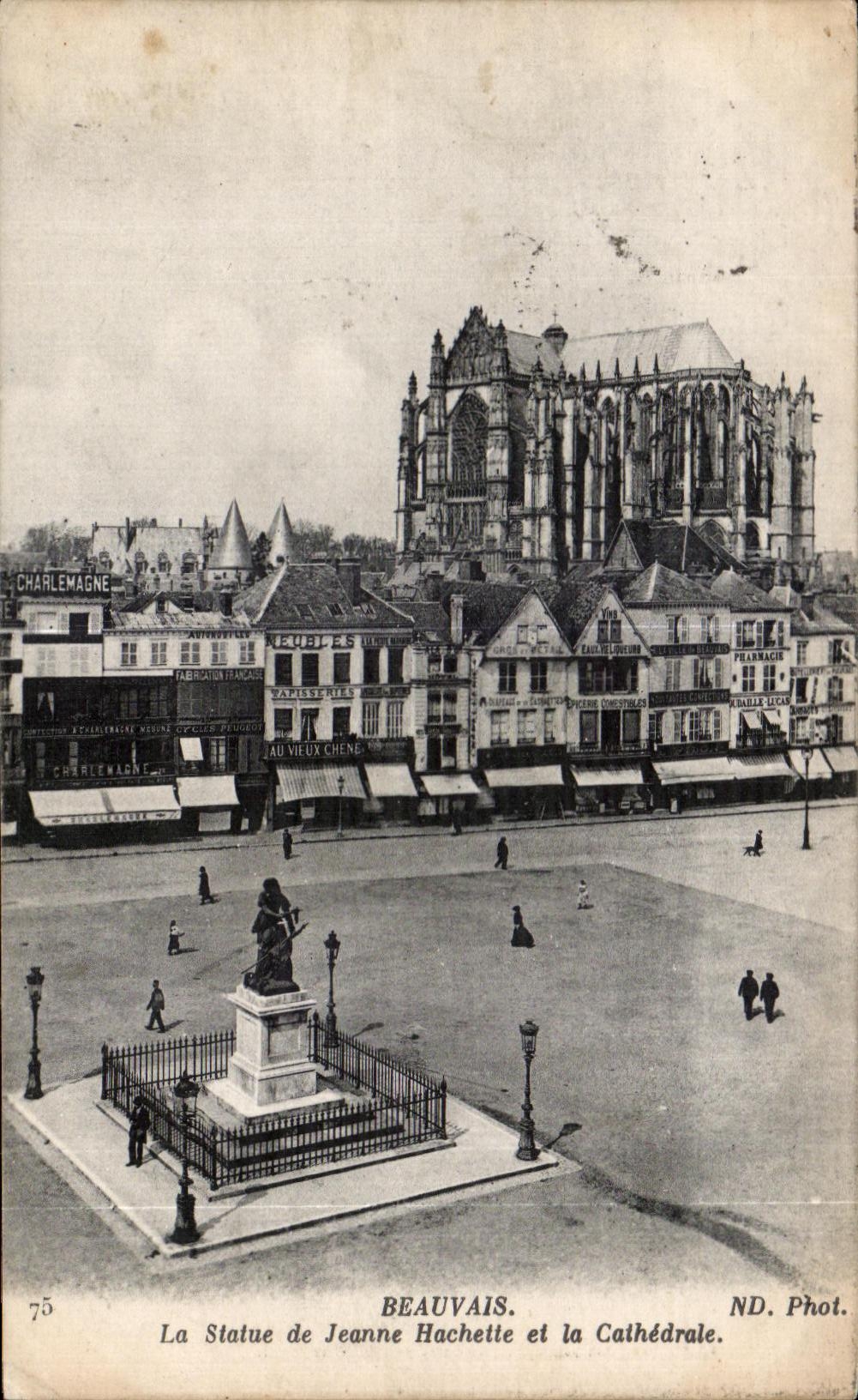 CPA Beauvais La Statue de Jeanne Hachette et la Cathedrale