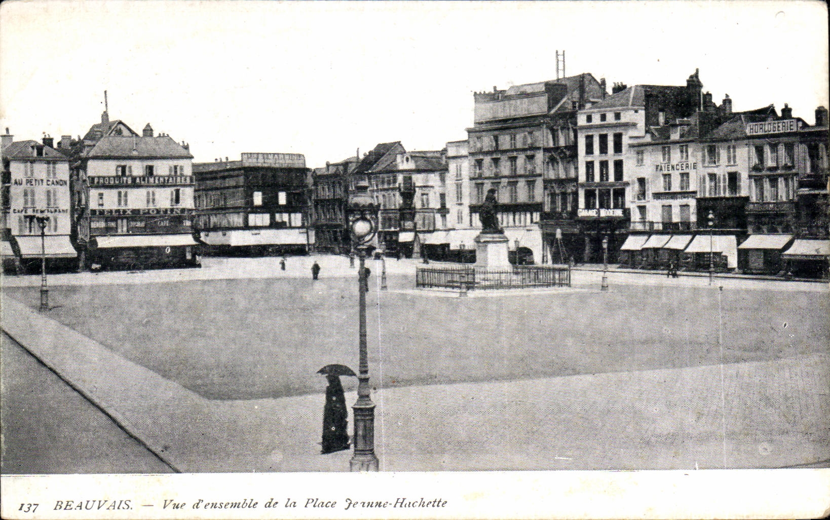CPA Beauvais Vue d ensemble de la Place Jean Hachette
