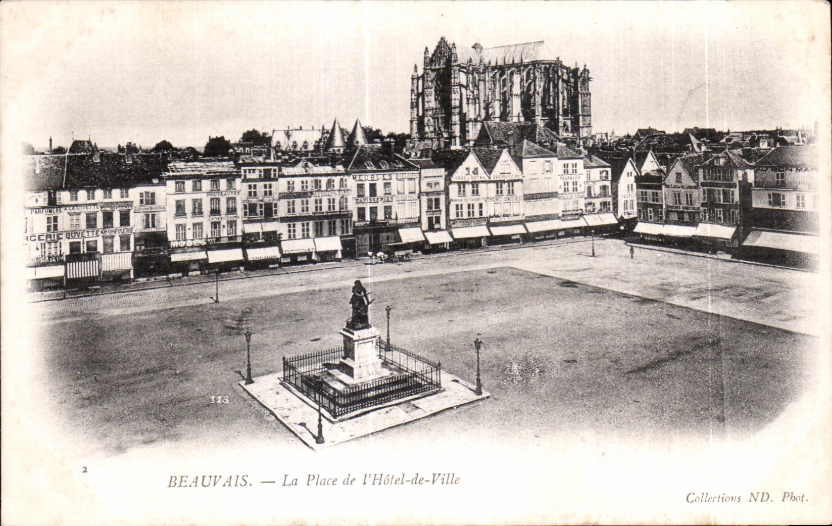 CPA Beauvais La Place de l Hotel de Ville