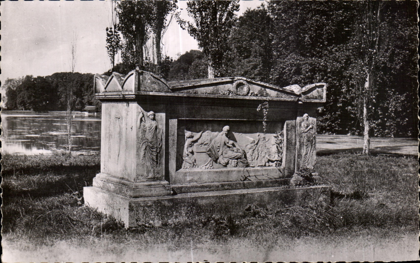 CPA Ermemonville (Oise) Tombeau de Rousseau