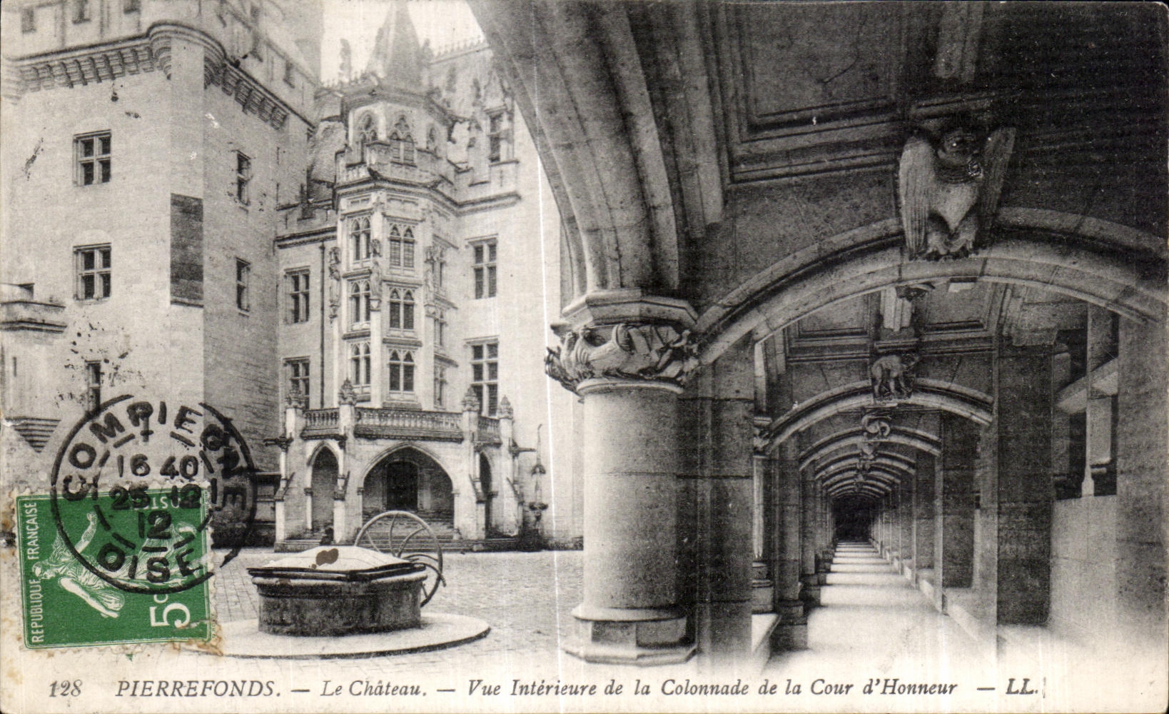 PierreFonds — Das Schloss. Innenansicht der Säulenreihe des Ehrenhofes — LL.