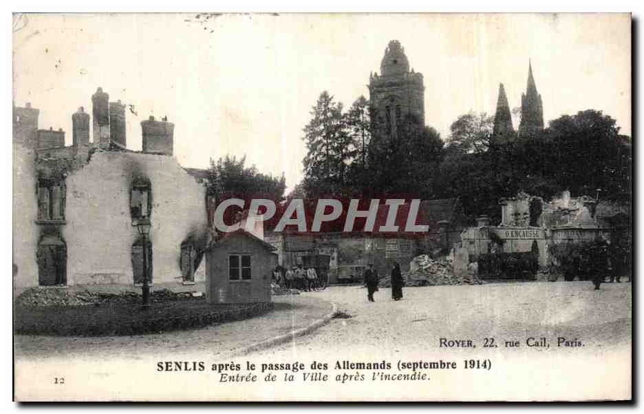 CPA Senlis apres le passage des Allemands Entree de la Ville apres l incendie Militaria