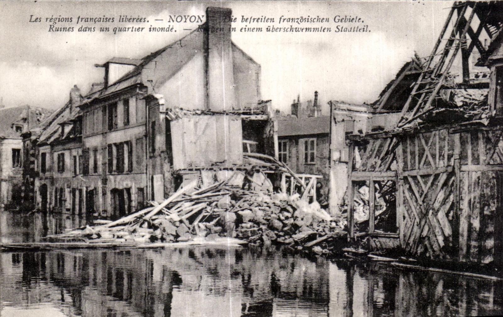 CPA Noyon Ruines dans un quartier inonde Militaria