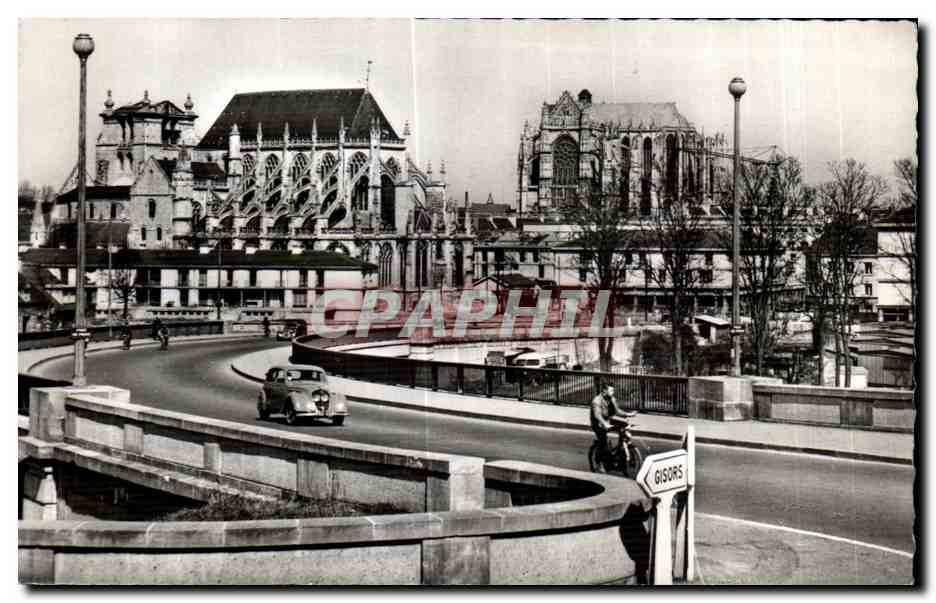 Beauvais — Église Saint-Étienne et la Cathédrale vues du Pont de Paris — Photo R. CATELET