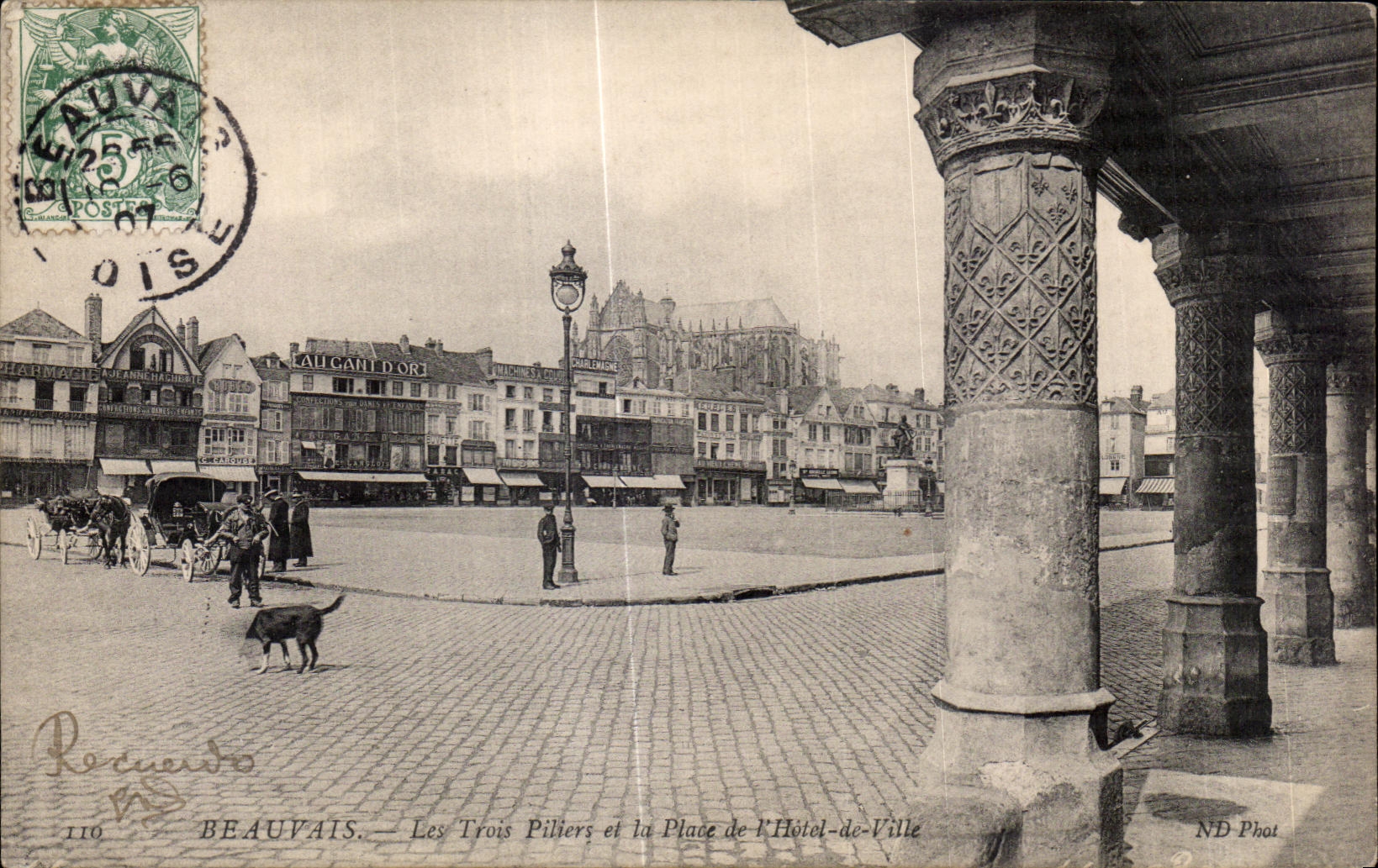 Beauvais — Les Trois Piliers et la Place de l'Hôtel-de-Ville — ND Phot