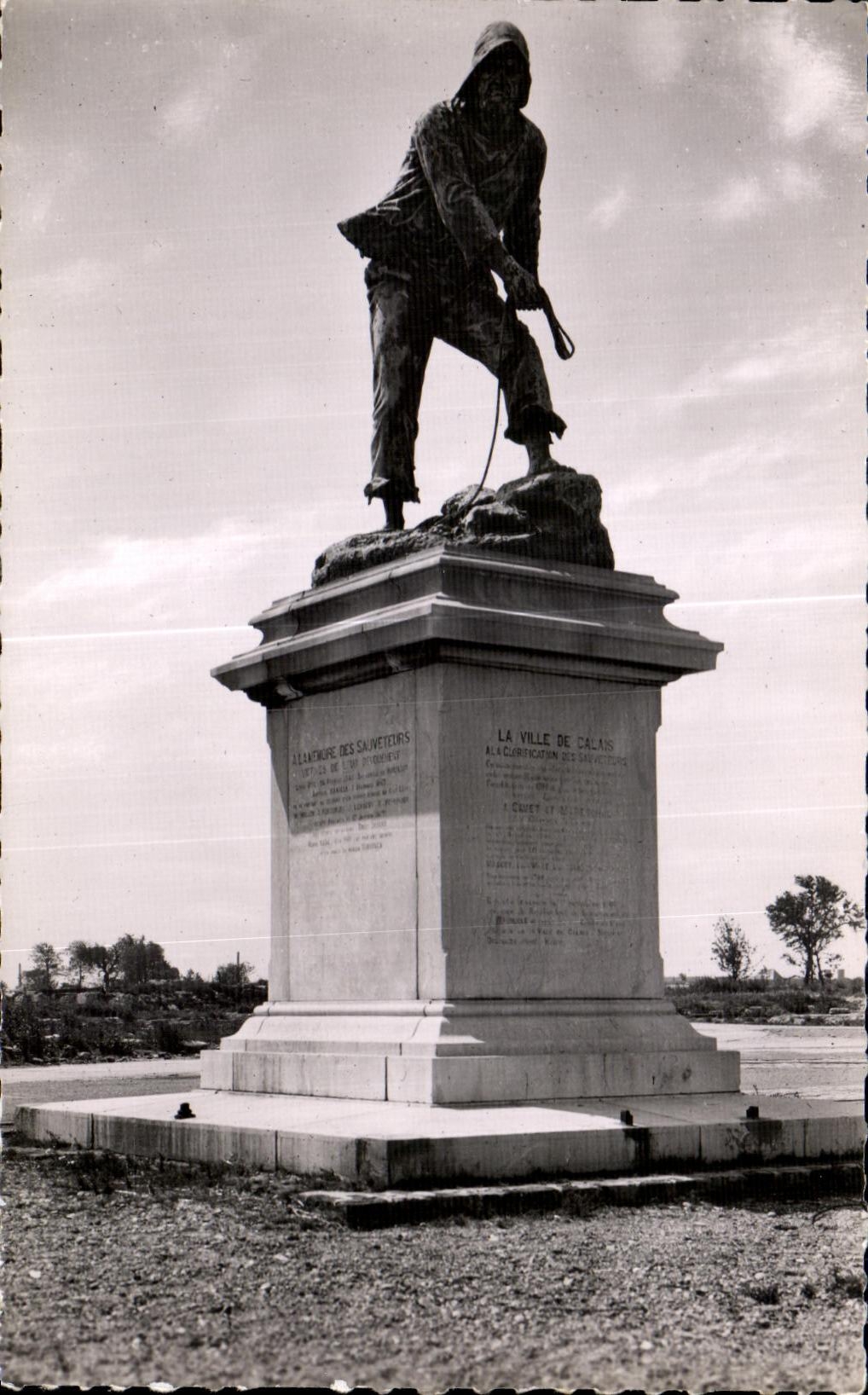 CPA Calais Monument des Sauveteurs Calaisiens