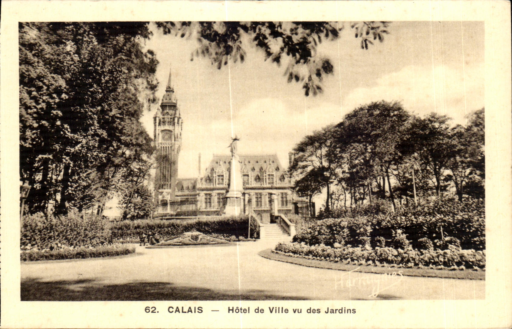 CPA Calais Hotel de Ville vu des Jardins