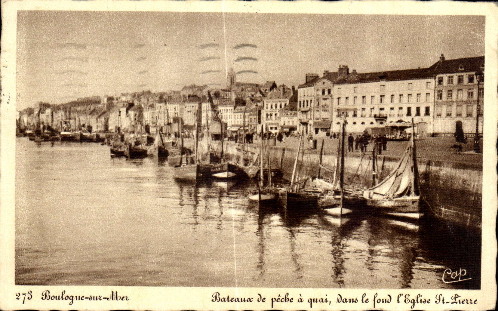 CPA Boulogue sur Mer Bateaux de peche a Quai dans le fond l Eglise St Pierre