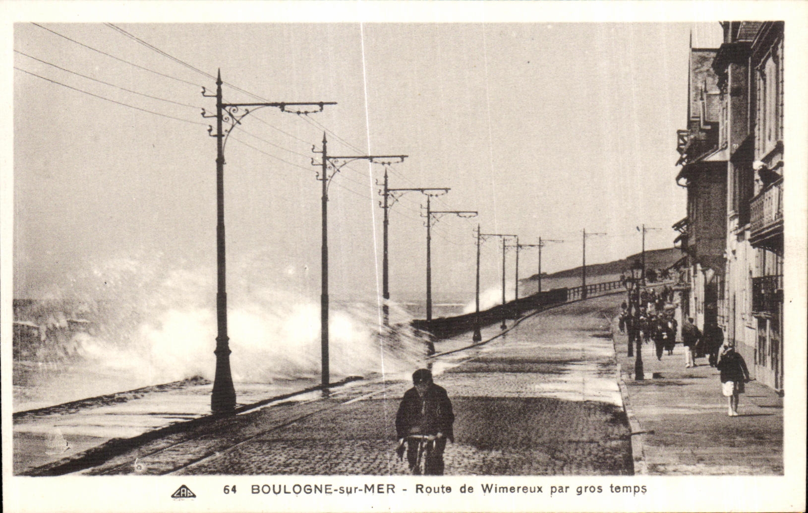 CPA Boulogne sur Mer Route de Wimereux Wimereux par gros temps