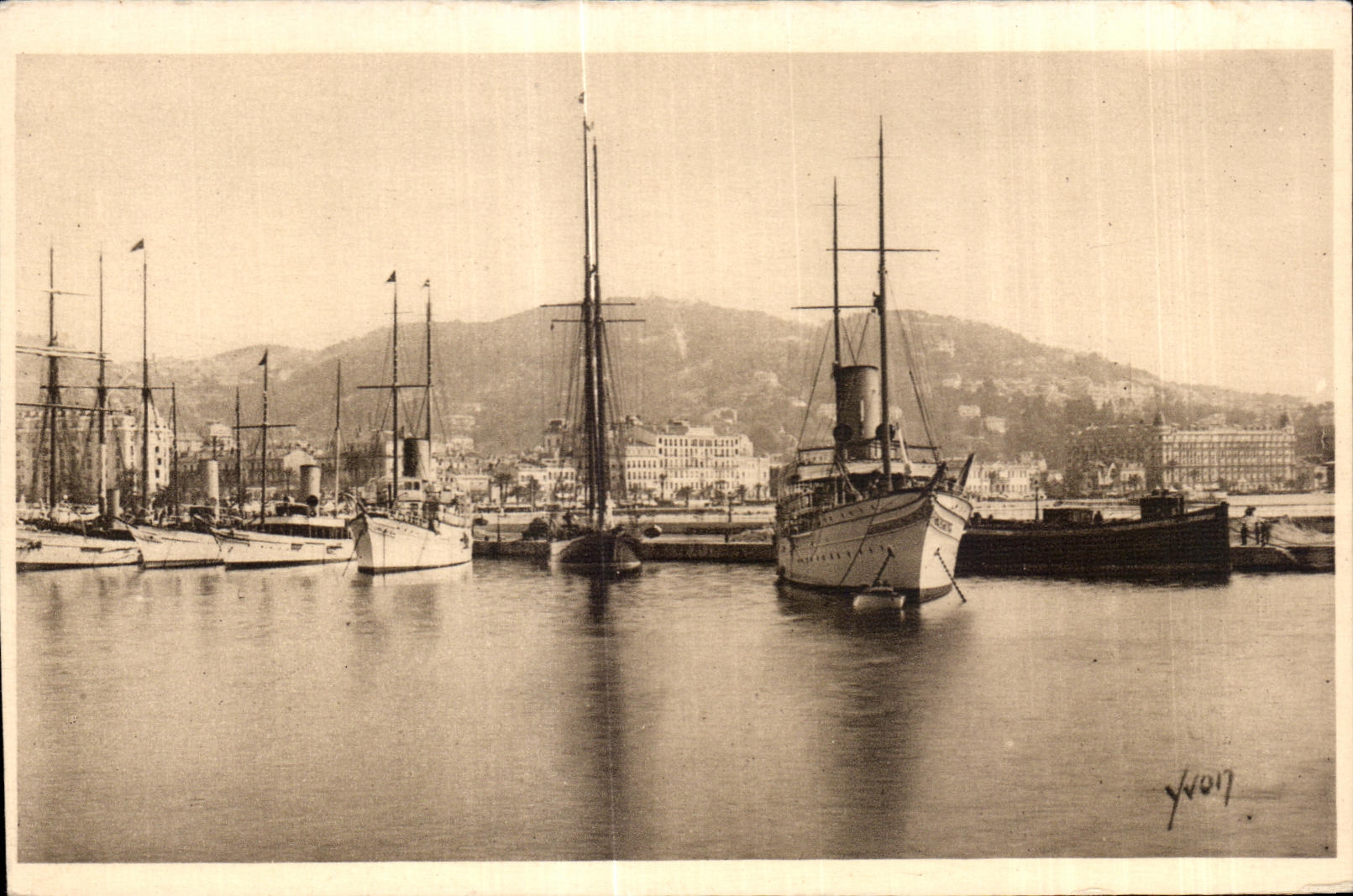 CPA Cote D Azur Cannes (Alpes Maritimes) Le Port Bateaux