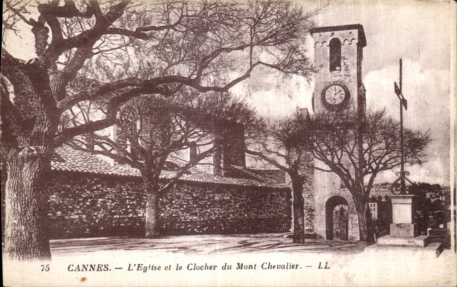 CPA Cannes L Eglise et le Clocher du Mont Chevalier