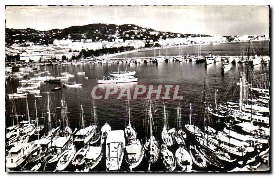 CPA Cannes Un Coin du port Dans le fond la Promenade de la Croisette Bateaux