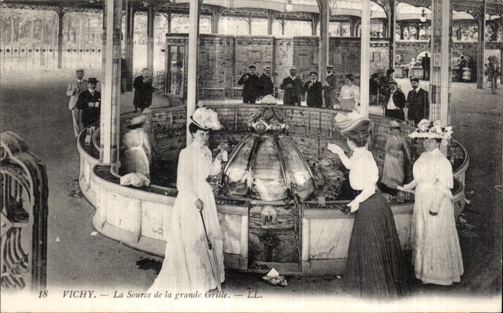 CPA Vichy La Source de la grande Grille