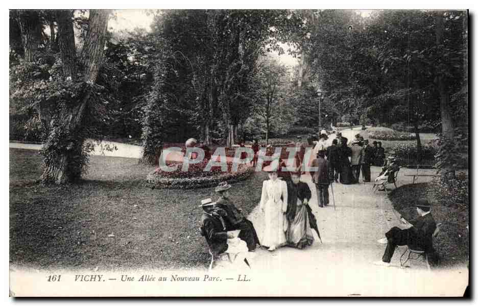 CPA Vichy Une Allee au Nouveau Parc