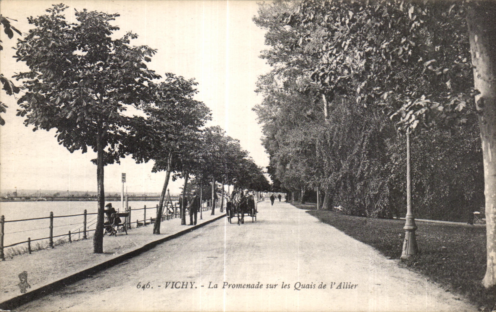 CPA Vichy La Promenade sur les Quais de I Allier